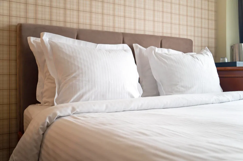 comfortable-room-with-clean-bed-linen-pillows-hotel-interior